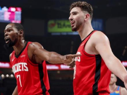 火箭近期连续输给西部倒数的鹈鹕和国王,特别是打到关键时刻表现疲软,也因此引发了球迷们对于关键球该给谁打的热议。火箭近期的疲软真是因为两人不兼容吗?真正的核心问题有哪些?今天的视频与大家详细拆解#火箭不敌国王 #威少关键三分 #杜兰特