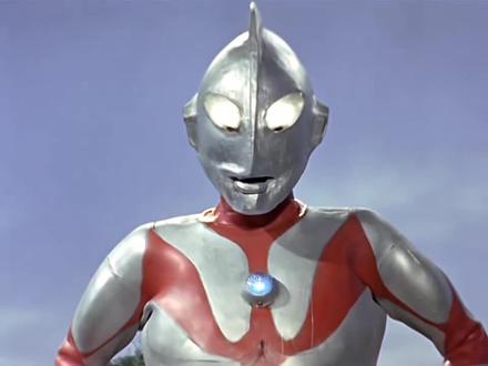 食铀怪兽,加勃拉,地底怪兽的一种,专门吞吃铀235元素来摄取能量,并能从口中吐出放射能光线,危害环境。在13号台风袭击伊豆半岛时,在地底的加勃拉受到影响而苏醒。在台风过境的翌日,加勃拉在靠近铀矿山的宇浪里町的国道工事现场地面上出现,在捣毁了宇浪里町后,加勃拉循着味道朝建有铀储藏库的阿部村进发,科学特搜队和日本自卫队联手,针对加勃拉怕火的弱点,在阿部村部署了大规模火焰喷射车战线。加勃拉虽被逼退,但却转向登山少年团的驻地方向。科学特搜队再次布局,用直升机装载铀的密封舱,将加勃拉引到30公里外的山中投放,再展开攻击。但在即将抵达目的地时,因两名少年和运载装置故障而无法投放铀,加勃拉因为得不到铀而开始发狂,将直升机击落,奥特曼与加勃拉展开了激烈的格斗战,加勃拉的首鳍被奥特曼撕掉,脆弱的头部又遭到奥特曼的拳击和投技重击,加勃拉承受了巨大的疼痛,最终在几番打滚后力竭而亡,