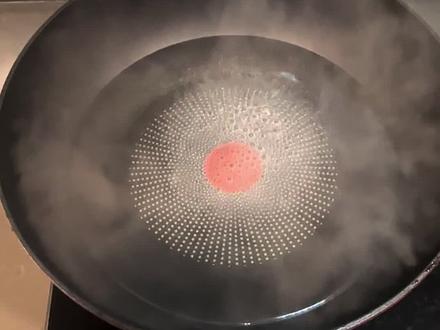 突然想吃溏心蛋,跟随@爱吃蛋🥚 的教程好像火开大了了🥹#鸡蛋大王 #爱吃蛋 #荷包蛋