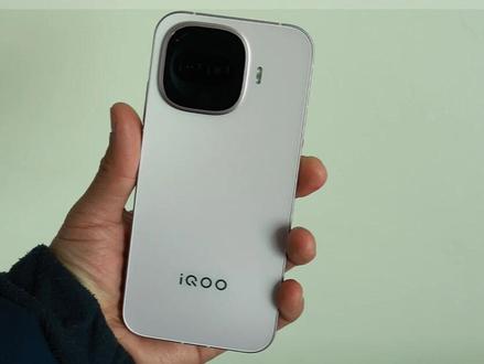 游戏手机拍照是弱项吗?我拍雪景试试看 作为游戏手机,作为性价比高的中端手机,iQOO Z11 Turbo它的2亿像素主摄镜头,拍照录像好用吗?我雪天爬山,拍了一些雪景,你来瞅瞅。#家乡下雪了 #iQOO #iQOOZ11Turbo #数码科技 #游戏手机拍照