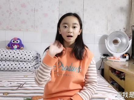 静宝用捡来的银杏叶和枫树叶作画 妈妈说有种群魔乱舞的感觉