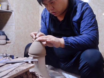 神垕(hou)垕字取皇天后土之意,相传在一千多年前的大宋,徽宗见到瑰丽华美的钧瓷时,大为赞叹,连声询问这种瓷器产自何方.得到“神后”这个地名时,徽宗略作思忖,便挥毫在“后”字下方提了一个“土”字,笑道:此地名才配得上如此独特的钧瓷.
#古镇##钧瓷 #传统文化 #手工