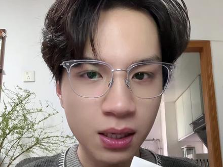 担心买到假的依视路镜片?记住官方三步验真法:1️⃣ 索要原装包装袋;2️⃣ 扫码查首次验证时间;3️⃣ 哈气看雾显拼写(Crizal)。收藏这篇,配镜后自己就能查,避免踩坑!#依视路镜片真伪 #依视路镜片 #配镜攻略 #配镜避坑 #小柒说眼镜