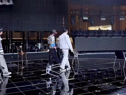 危险的舞蹈动作 你们练了一遍又一遍
#朱志鑫 #张泽禹 #张极 #左航 #苏新皓