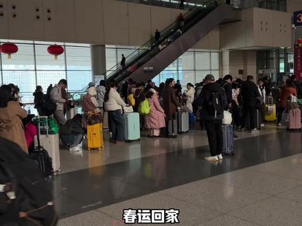 出站就被暖到!一汽-大众在郑州东站等你回家过年!#一汽大众温暖回家路 #春运 #过年 #回家 #打工人