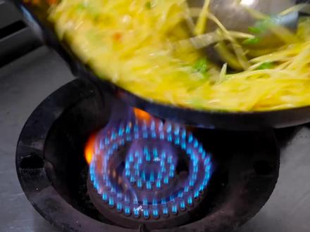 炒土豆丝焯水还是直接炒?大厨教你小技巧,酸辣开胃,爽脆不粘锅