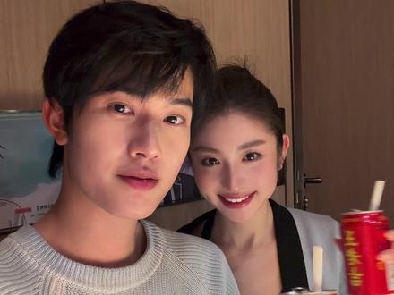 我们还要一起吃很多很多顿饭 情人节快乐!#爱就是一起吃好多好多顿饭 #情侣拍照姿势 #爱就是一起拍很多张照片 #情侣吃饭 #情人节