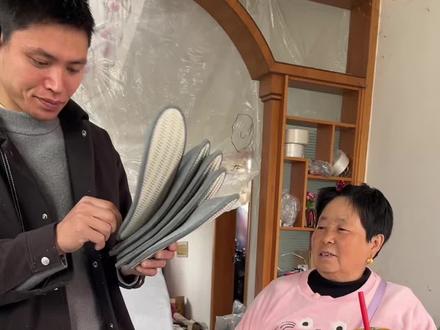 六子今天大方 请老板喝奶茶