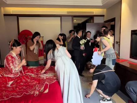 新娘子从哈尔滨嫁到江永娘家人不远千里奔赴而来,娘家送亲送的是信任与嘱托,夫家娶亲娶的是责任与担当。#愿每个女孩都能嫁给爱情 #新婚快乐百年好合