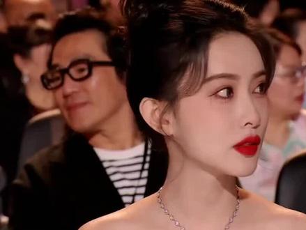 孟子义这一摔,直接摔出年度神图#孟子义#明星#娱乐