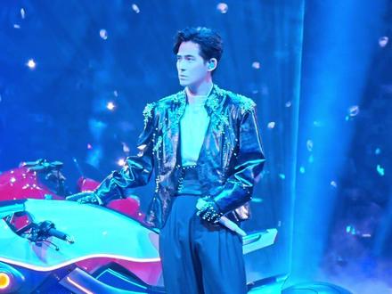 12.20FForever上海演唱会
今天完全是仔仔位😝😝
刚出场就被帅疯啦😍😍😍
#FForever #恒星之城 #周渝民 #f4上海演唱会 #仔仔