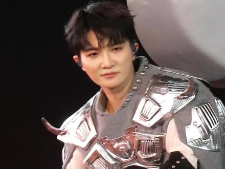 #周深 #周深2025深深的巡回演唱会 #周深香港演唱会 #请我不改 #帅炸了
啊啊啊啊啊啊这是要帅死谁啊啊啊啊!位置太好的时候连摄像师都觉得多余哈哈哈哈哈哈哈!没拍好没关系,两天合在一起就是一个完美的舞台!太帅了太帅了啊啊啊!!