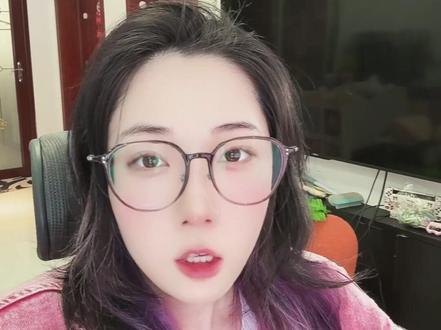 COS圈真的很乱吗?1福利姬的故事 这是我认识的一个福利姬的故事,真人真事,烦请大家不要去深究这个人究竟是谁。
我说这些,不是想给福利姬洗白什么。就是有时候大家聊起来,会说“COS圈真乱”,好像这个圈子天生就带着什么原罪似的。没有争议的故事,大家不喜欢听。你看到的,听到的,传开的,恰好都是这样的故事。
这样的事情,在COS圈里真的不少,所以这个是系列,1是福利姬的故事,后面可能还有234的故事。
因为这个圈子里未成年太多了。但实际上乱不乱的还是得分人。真正的问题不是什么圈子的问题,乱的不是那些穿着COS服在漫展上跑来跑去的小孩子,乱的是那些看见了他们引诱他们犯错的人。#COS #COSER #二次元 #故事 #搞笑