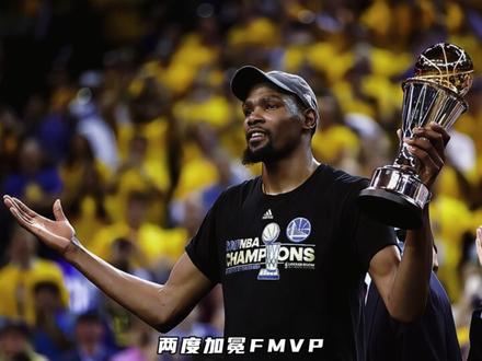 2025-26赛季揭幕战,杜兰特重返俄城见证雷霆加冕 杜兰特用离开换来戒指
雷霆用失去换来王冠
当俄克拉荷马城
切萨皮克能源球馆穹顶
缓缓升起那面总冠军旗帜时
凯文杜兰特站在火箭队的阵营中
仰头凝视
这一刻
雷霆球迷山呼海啸的欢呼
与杜兰特静默的身影
构成了一幅充满张力的体育史诗画面
9年前他背负争议离开时种下的因
如今终于结出了他未曾亲手摘下的果
杜兰特曾是这个球馆的灵魂
2012年
他带领青春雷霆掀翻马刺闯入总决赛
2014年
他捧起MVP奖杯时
高呼“妈妈你才是真正的MVP”的动人场景
早已成为俄城篮球信仰的图腾
然而命运的剧本如此残酷
杜兰特倾尽所有
却始终未能触摸到奥布莱恩杯
如今却在亚历山大和杰伦威廉姆斯的指尖闪耀着光芒
杜兰特的职业生涯
仿佛陷入一个无法破解的悖论
他为了冠军梦想远走金州
两度加冕FMVP
证明了自己作为终结者的无解能力
却始终无法摆脱“乘客”的质疑
当他辗转篮网 太阳 火箭
继续追寻纯粹篮球理想时
那个他亲手奠基
却未能封顶的雷霆王朝
反而在他身后拔地而起
这一刻的百感交集
或许正是职业体育最残酷
也最迷人的地方
它给予你无上荣光
也让你直面遗憾#杜兰特