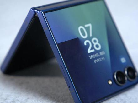 超窄外屏,工业之美。三星Z Flip7 #三星zflip7 #三星 #小折叠 #数码科技