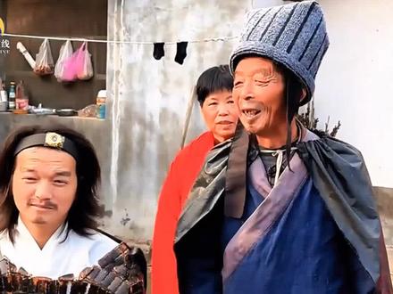 #上热门 🔥土味三国逆袭央视!草根导演泪崩名场面🔥
📺央视镜头下,导演鲍小光与摄影师阿俊的创作故事让千万网友泪目!从装修工到爆款导演,这对“草台班子”用锅盖盾牌、电动车战马,点燃了乡村老人的热血三国梦!
💡五年坚守,零成本逆袭!平均65岁高龄演员们自带干粮拍戏,一句方言台词练百遍,却成就数十亿播放神话 。唐国强亲自探班感叹:“这才是真艺术!”
🌟破旧院落里,他们把凉席变盔甲,农具当兵器。没有专业设备,阿俊跪地取景;没有特效,老人们真摔真打。这份笨拙的热爱,让央视专访镜头颤抖!
❤️ “他们不是群演,是追光的主角。”鲍导这句话引爆全网共鸣。看哭转发!让更多人看见:民间创作从不缺感动中国的力量!
#土味三国 #安艺星童文化艺术传播#安艺在线#鲍小光