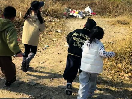 九里山探险记|蜜儿领队的闯关之旅
⛰️ 这周的每周一山,蜜儿化身小小领队,带着大部队开启了超有趣的山野冒险~
一路翻巨石、踩土路、穿草丛,不仅找到藏在山林里的神秘山洞、防空洞,还发现了好多圆溜溜的兔子洞,每一个发现都让她惊喜地喊出声,探险感直接拉满!
作为领队小队长,蜜儿一路举着“小旗子”带着大家往前走,也第一次体会到领队的不容易:要留意队友的脚步,要一起商量怎么跨过难走的路段,遇到小难题时,大家互相拉一把、喊一声加油,最终一起走到终点的瞬间,感叹“团结的力量真强大”
山野里的成长永远鲜活又生动,看着她在自然里探索、在团队里学会担当,比任何玩具都更有意义✨#户外 #亲子游玩好去处 #徐州 #徒步 #爬山