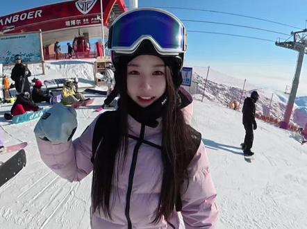 真女人 滑向光。 摄影师@小黑(双板滑雪运动员) #向光道来了个铲雪机 #向光道 #双板滑雪 #双板女孩