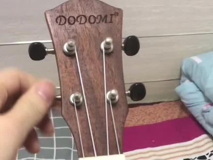 给烧火棍尤克里里换一根lowg琴弦#尤克里里换弦