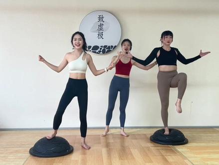 为什么平衡对身体很重要?平衡是指身体为保持直立或在运动时控制稳定状态的能力,它与视觉、听觉有着莫大的关系#子一瑜伽 #平衡#波速球