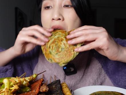 深夜撸串,饼夹炸串千金不换#一起吃饭吧#唯美食不能辜负 #一张好吃的葱油饼是舍得放葱的