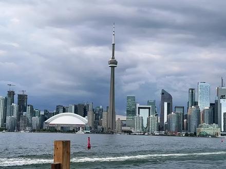 “还记得高中英语选修二的封面吗 以及那时你的梦想”