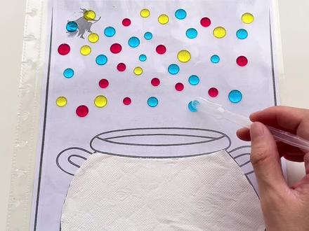 在家用纸巾+色素就能做的三原色魔法🪄
不同颜色的“魔法水”碰一碰,就能变出橙、绿、紫新颜色,超神奇的三原色魔法一眼看明白~
娃专注到不喊妈~还能直观感受色彩变化,边玩边学超有趣,低成本早教小游戏快安排!
#启蒙早教 #三原色 #早教游戏 #亲子游戏diy #科学小实验