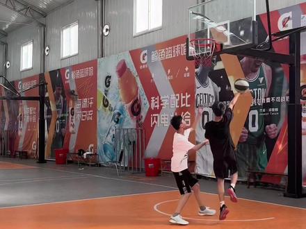 请大数据把这条视频推给爱打蓝球的少年!6.6玩一天.#篮球🏀 #篮球男孩的快乐 #你有多久没打球了 #室内篮球馆 #热爱篮球的boy