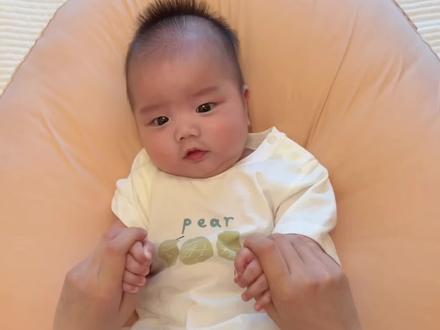 (3/100)第3期亲子操《吹泡泡🫧》 👶🏻每天3遍手指操 宝宝开心说话早
有助于促进宝宝手眼协调、刺激宝宝肢体智力发育、进行语言启蒙,还能增进亲子关系~
👫宝爸宝妈快陪宝宝一起做起来吧❗️
📝《吹泡泡🫧》完整版
吹泡泡吹泡泡
吹出一个大泡泡
飞的低飞的高
大大泡泡不见了
吹泡泡吹泡泡
吹出一个小泡泡
一个一个又一个
粘在一起像葡萄
#育儿经验分享#亲子互动 #萌娃日常#妈妈健康经验接力#当妈后我戒不掉的事