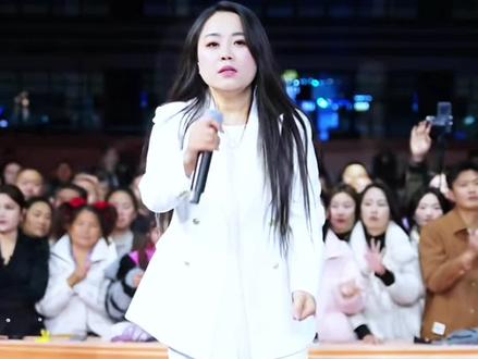 25年12月10日晚户外直播现场
#索图大舞台 #方君#寻找远方的你 #现场演唱 #好声音