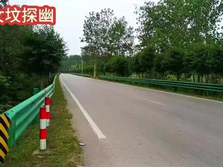 随我同行,庄庄有故事!
九女坟,位于宿州市埇桥区褚兰镇夏疃村。
是一座东汉晚期画像石墓。当地老人代代口传,明朝时期,当地富户家连生九女,没有儿子传宗接代,认为是上天惩罚。富户夫妻老年去世后,九个女儿为表示孝心,用双手挖土,用衣襟兜土,筑起一孔大墓,为地方乡民称赞。
墓山孜北坡的九女坟,是一座石砌室,墓门原为双扇石门,墓内有一横前室,大石砌墙体,四壁布满石刻,平底剔花,造型丰满,栩栩如生。有舞蹈、酒宴、祈祷、车马出行等人物像,考证为典型东汉晚期墓葬。
当地老人说法不一,有说古时候当地九女陪葬,是墓主人身份高贵。
八六版《宿县县志》第三章文物.古迹载:1956年地方政府抢救性发掘,1961年被列为安徽省文物保护单位。
深秋的农村,宛如一幅宁静深沉而又多彩的画卷,每一处角落都在诉说着曾经沧桑岁月的故事。田野里一望无际的玉米,被收割机的轰鸣声所惊艳。那一排排收割后整齐的玉米茬,散发着泥土的芬芳,村民门前红彤彤的柿子挂满枝头。年轻人忙碌的身影,孩子们喧闹的情形,老人们满脸皱纹舒展的笑容,组成了一幅乡村丰收的画卷。
欢迎交流