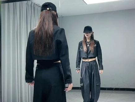 #大花轿 #热门舞蹈 @抖音热点 @抖音小助手 没时间学舞继续大花轿吧😄