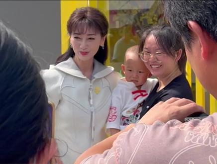 又多了一个去杭州的理由,橘也去杭州get一杯白娘子同款桂花牛奶!#伊路折桂的快乐 #伊利亚运桂花主题体验店 #赵雅芝排队领桂花牛奶被围观 #杭州亚运会