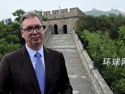 抵达北京后,武契奇发帖:参观八达岭长城,逛纪念品店给孩子买了小礼物