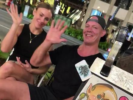 这是返祖成了长臂红脸猿了吗?哈哈哈,会跟着一起笑出声来! #画画 #街头画画 #灵魂画手 #开心 #夸张肖像漫画