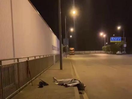 深夜偶遇网红@温柔的阿笑 见他醉倒在地,想着他喜欢喝酒,就把他酒壶拿来,又给他灌了点自己的酒,他真是人间李白#第三视角 #流浪汉