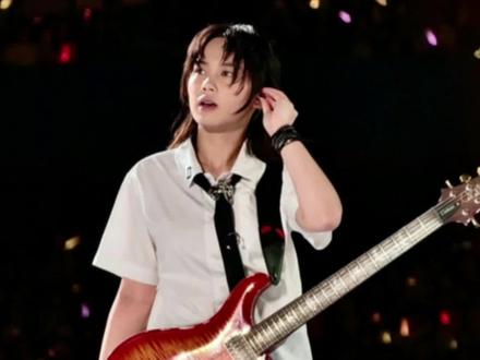 颜值与实力双杀!演唱会最美吉他手王乐晴 #谢霆锋演唱会太燃了 #谢霆锋浇头梦回千禧年 #谢霆锋武汉演唱会 #蝴蝶是谢霆锋的浪漫开关 #dale