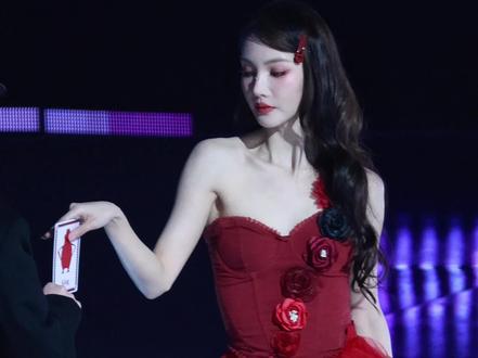 金晨玩的就是两级反转,抽象到不行啊~#鬼知道我看了多少遍 #金晨 #金晨抖音美好奇妙夜 #现场版live #企鹅舞 @金晨