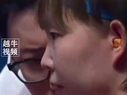 11月15日,孙颖莎4:1战胜朱雨玲,晋级女单决赛,朱雨玲回应在比赛局间佩戴耳塞:“因为心脏有些不适,心率偏快,希望能经常与孙颖莎对决,只有足够好才能站到她面前。”#体育精神 #比赛现场 #孙颖莎 #朱雨玲