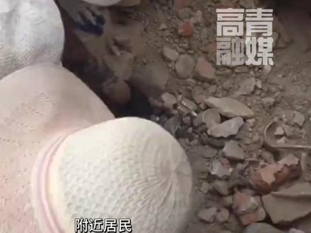 上海市民扎堆一工地挖银元#上海 #银元