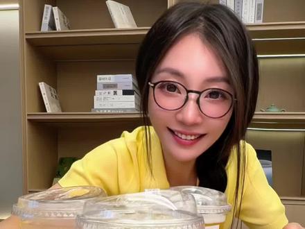 霸王茶姬新品茶特调,原来好多姐妹和我一样,都在冲他家这个冰箱贴,太好看了#霸王茶姬茶特调#霸王茶姬走走系列#出去走走自由感受#霸王茶姬北京#霸王茶姬新品