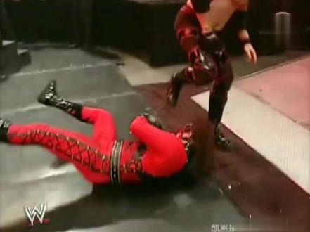 #wwe #心魔 #凯恩 剧情,个人看到的面具的由来😄大型红色杀人机器凯恩