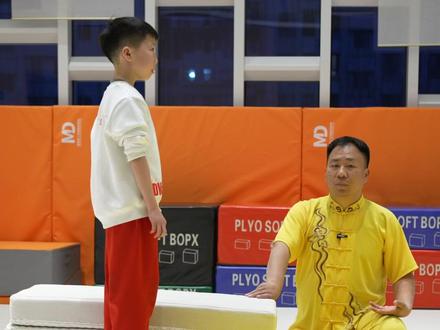 为了让内向的孩子学会新技能!何教练的方法比斗地主还刺激! #暮登武苑 #正能量 #教育 #改变