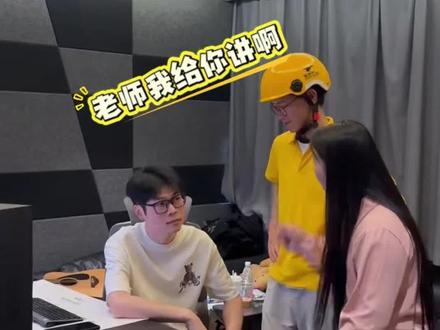 这对外卖员夫妻应该是热爱生活的人!#外卖小哥 #唱歌 #就让风告诉你
