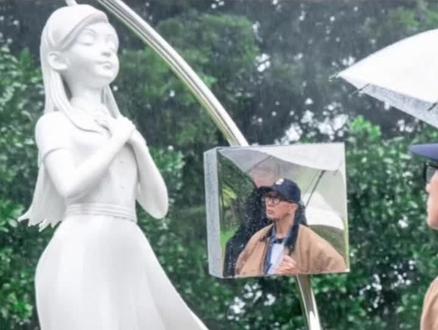 大S逝世周年,具俊晔为其创作雕像揭幕,小s,范玮琪,范晓萱,吴佩慈等前来悼念,还喊话阿雅……
#大s #徐熙媛 #大s逝世周年 #大s雕像