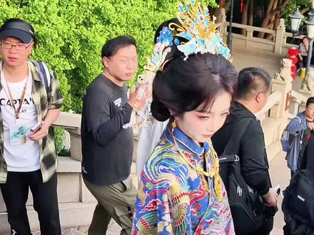 这下知道为什么苏苏会亲黄二了吧 #乌苏苏 #黄二 #被南京的国风巡游惊艳了#国风小聚阅江楼