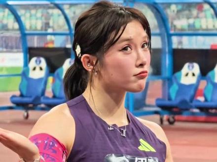 继全运会后吴艳妮与刘景扬再次同台竞技,还得是妮神,当之无愧的全国第一名,采访时话中有话!#厦门钻石联赛 #吴艳妮