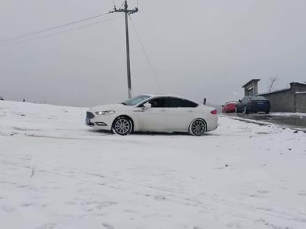 前驱轿车误入雪地刨坑,如何自救? #雪地漂移 #雪天 #雪天路滑注意安全 #蒙迪欧 #光头轮胎