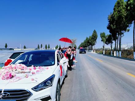 过桥背新娘 进门前脚不能落地 村里最靓的“负重”选手上线 一路小跑 幸福到家#接亲 #农村婚礼习俗 #新郎背新娘 #婚礼跟拍