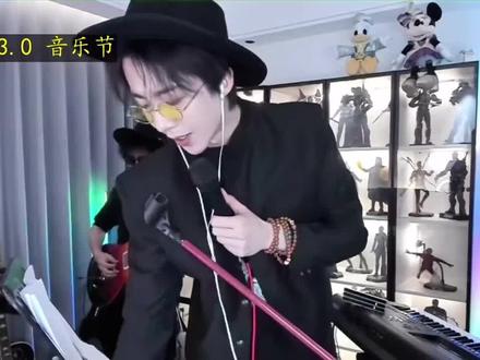 #向世界安利刘宇宁 还记得23年12.17康乃馨3.0的翻唱版《等我先说》吗🔥
如今这首歌再度翻火刷屏,好声音果然经得住时间循环.先预习一波,满心期待,说不定今晚819七夕康乃馨7.0直播,会再听见这熟悉的旋律🌻@摩登兄弟刘宇宁
#刘宇宁康乃馨音乐节 #刘宇宁等我先说 #刘宇宁819直播 #我们的817